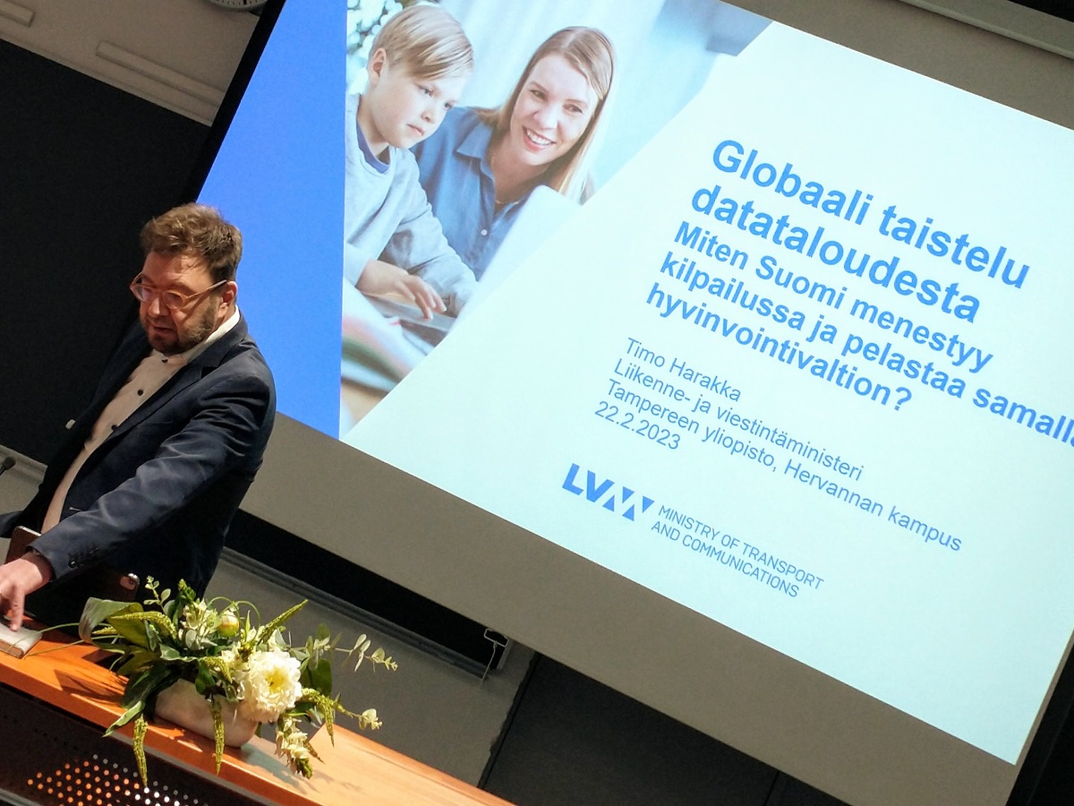 Ministeri Timo Harakan luennosta “Globaali taistelu datataloudesta – miten Suomi menestyy kilpailussa ja pelastaa samalla hyvinvointivaltion?”